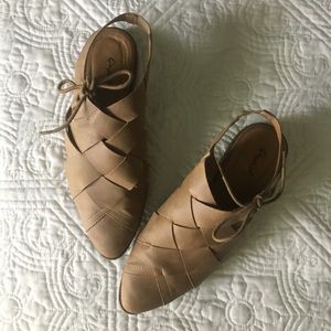 Woven fo leather flat with pointed toe.